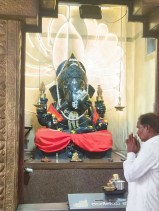गर्भगृह का आकर्षण: मंदिर के गर्भगृह में स्थापित दगडूशेठ गणपति की शैली से प्रेरित आकर्षक गणेश प्रतिमा।