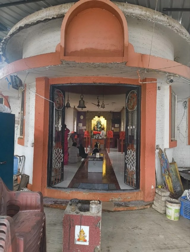 
अष्टविनायक दर्शन:  हुब्बल्ली के गुडशेड रोड स्थित श्री अष्टविनायक मंदिर, जहां एक ही परिसर में गणपति के आठ प्रसिद्ध स्वरूपों के दर्शन किए जा सकते हैं।