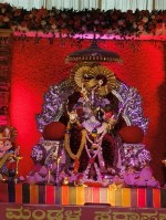 चांदी का भव्य दरबार: सराफ गट्टी में 121 किलो चांदी से निर्मित गणपति की भव्य प्रतिमा और सजा हुआ दरबार श्रद्धालुओं के आकर्षण का केंद्र बना हुआ है।