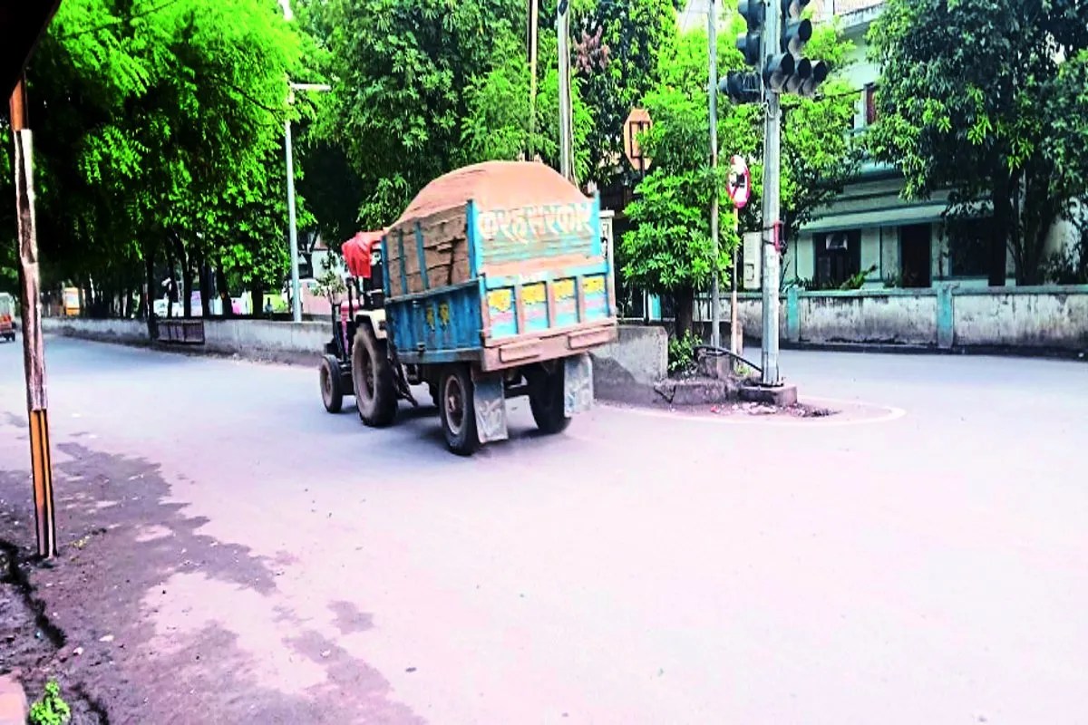 सुबह 8 बजे तक बेधड़क दौड़ रहीं ओवरलोड रेत ट्रॉलियां, स्कूली बच्चों की जान सांसत में