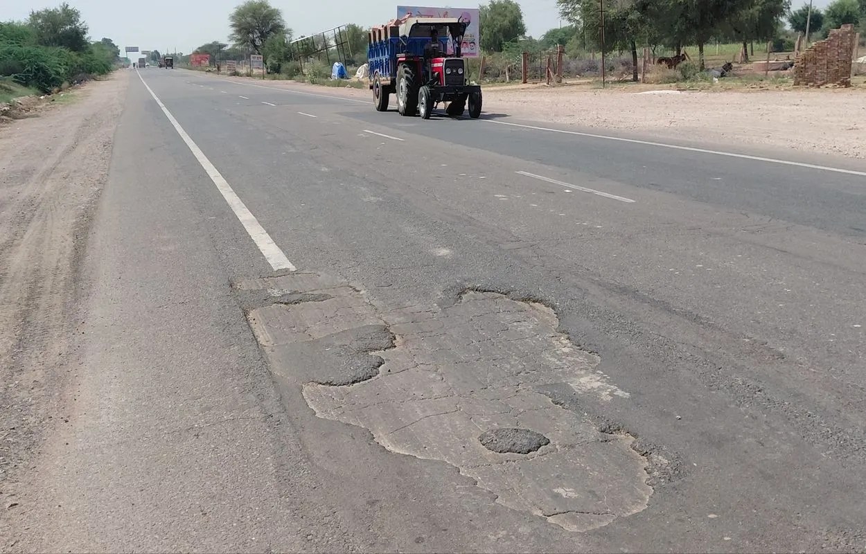 जोधपुुर-नागौर हाइवे पर जगह-जगह इस तरह क्षतिग्रस्त है सड़क।