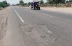 जोधपुुर-नागौर हाइवे पर जगह-जगह इस तरह क्षतिग्रस्त है सड़क।