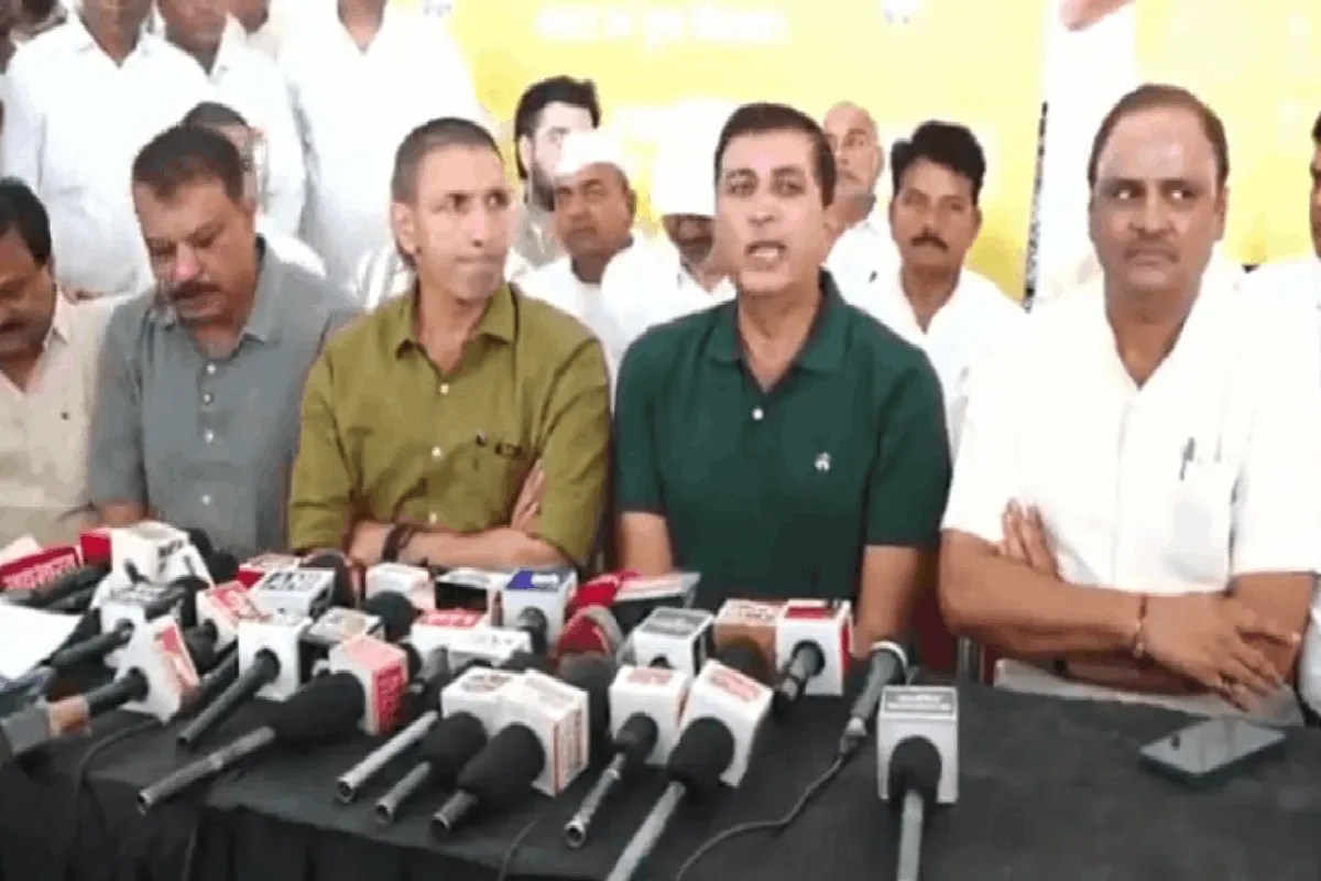 जीतू पटवारी और हरीश चौधरी प्रेस वार्ता में -