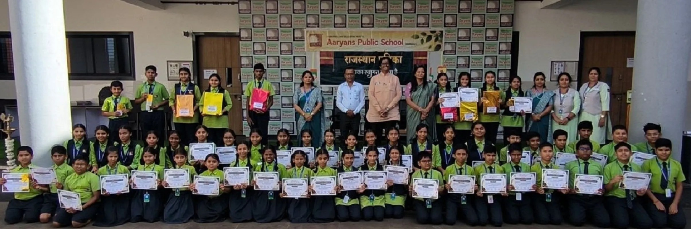 सम्मान के साथ प्रोत्साहन: हिंदी भाषण प्रतियोगिता के विजेता विद्यार्थियों को पुरस्कार एवं प्रमाण-पत्र प्रदान करते अतिथि।