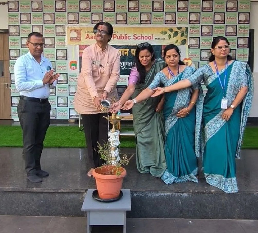 पर्यावरण संरक्षण का संदेश: पौधे को पानी पिलाकर हिंदी दिवस समारोह की शुरुआत करते मुख्य अतिथि रमेश बाफना मोकलसर एवं अन्य अतिथि।
