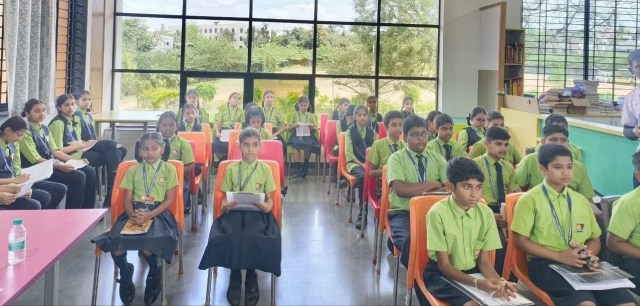 जूनियर वर्ग की भागीदारी: भाषण प्रतियोगिता में उत्साह के साथ शामिल विद्यार्थी।