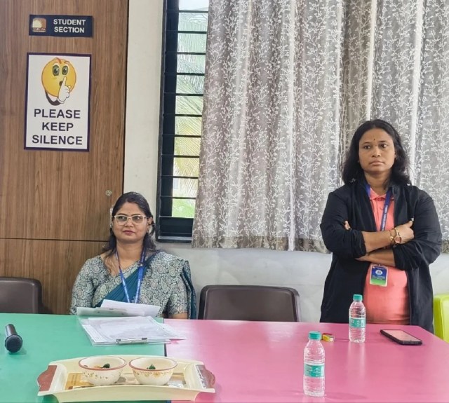 एकाग्रता से मूल्यांकन: प्रतियोगिता के दौरान विद्यार्थियों की प्रस्तुतियां सुनती निर्णायिका पूजा रेड्डी।