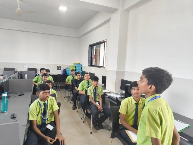 सीनियर वर्ग में आत्मविश्वास: ‘तकनीकी दौर में हिंदी का भविष्य’ विषय पर प्रस्तुति देते प्रतिभागी।