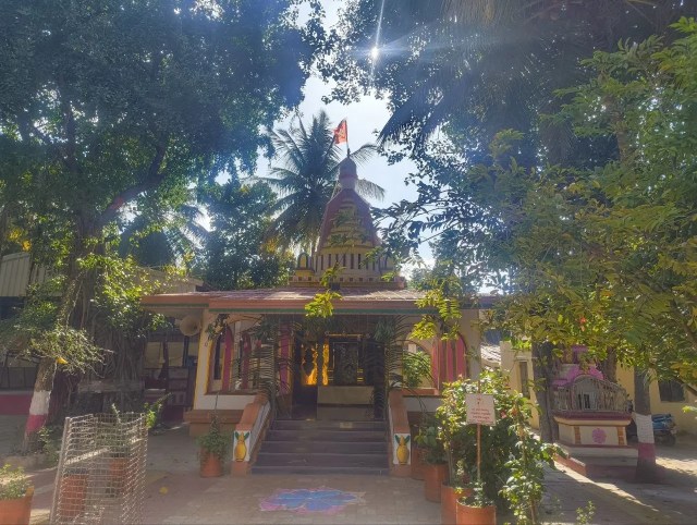 भक्तिमय माहौल: आकर्षक सजावट और धार्मिक वातावरण से सजा गणेश मंदिर का अंदरूनी परिसर।