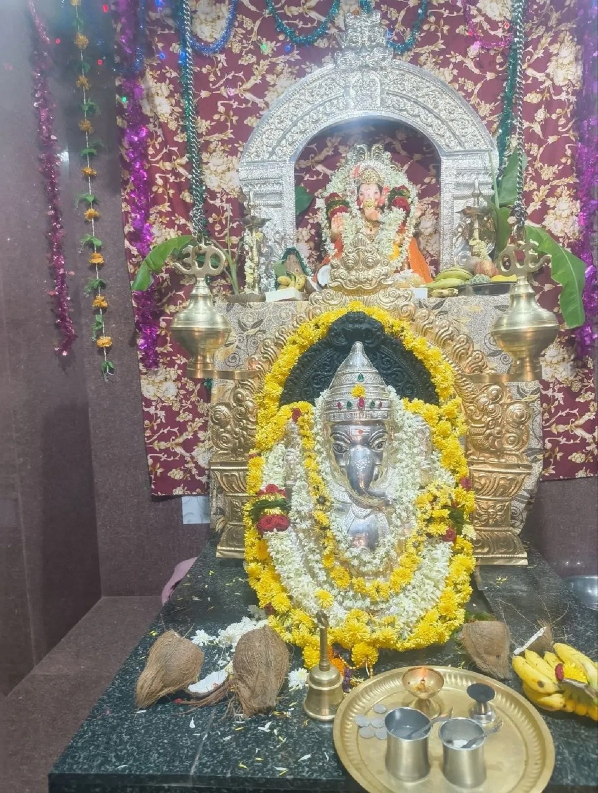 चांदी के कवच से सजे विघ्नहर्ता: गोकुल रोड इंडस्ट्रीयल एस्टेट स्थित गणेश मंदिर में गणेश महोत्सव के दौरान आकर्षक श्रृंगार से सजे भगवान गणेश।