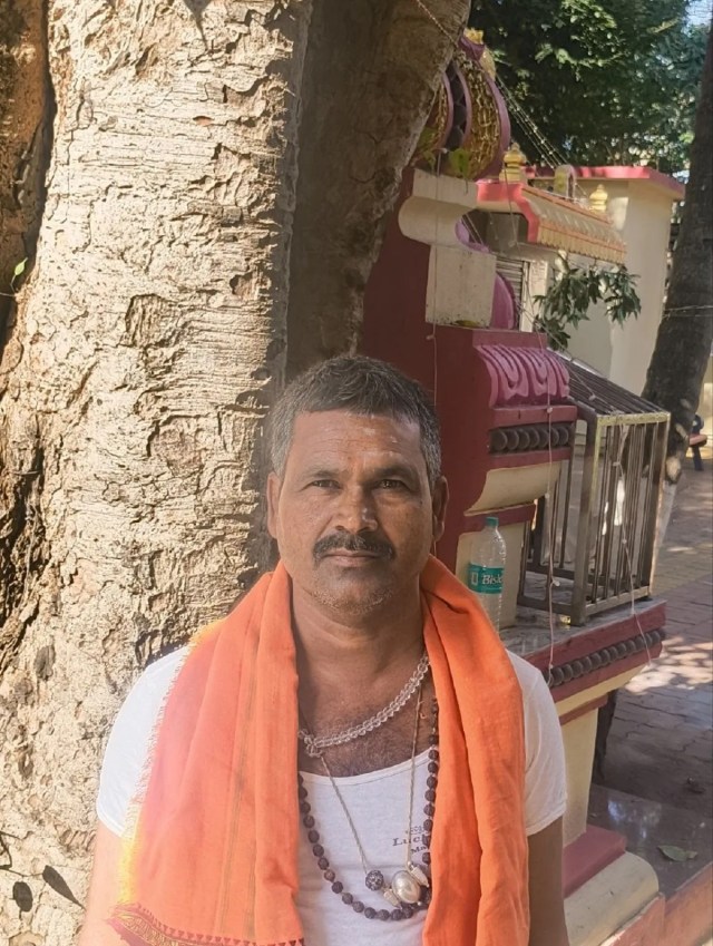 सेवा और साधना: गणेश मंदिर के पुजारी एन.पी. हीरेमठ।