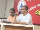 जन्माष्टमी महोत्सव के बारे में जानकारी देते इस्कॉन हुब्बल्ली-धारवाड़ के अध्यक्ष राजीव लोचन दास एवं उपाध्यक्ष रघोत्तम दास।