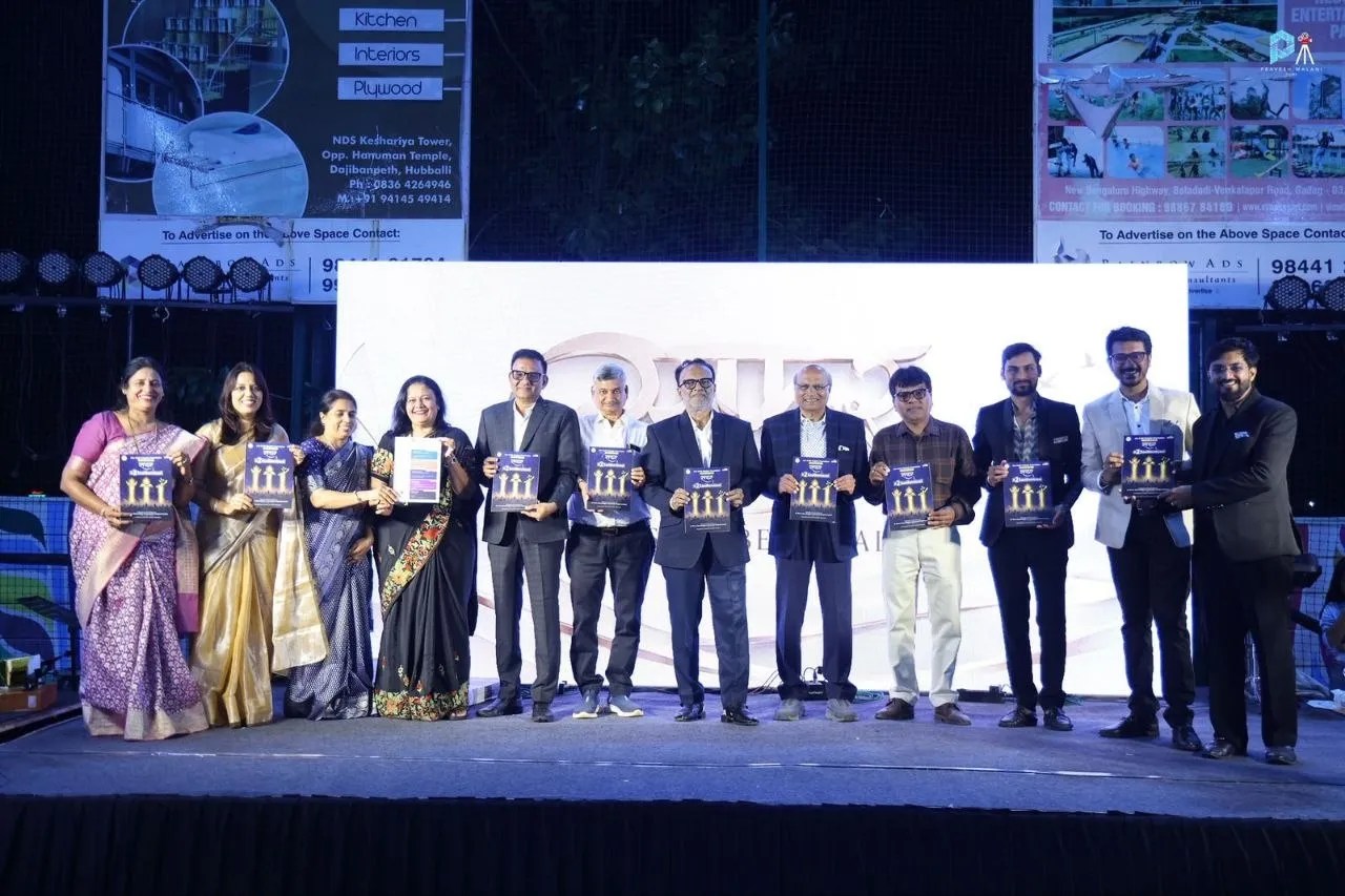 जीतो हुब्बल्ली चैप्टर फाउंडेशन के दो साल पूरे होने पर आयोजित समारोह में स्मारिका का विमोचन करते अतिथि।