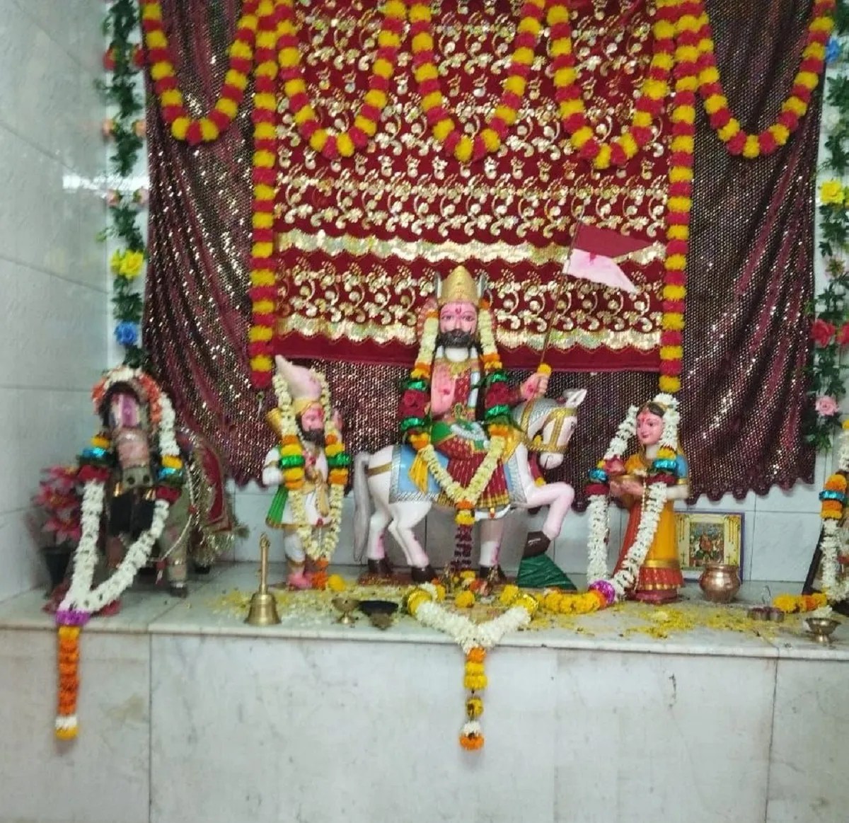 संगमरमर में आस्था: कुंदगोल के बाबा रामदेव मंदिर में राजस्थान के संगमरमर से निर्मित करीब तीन फीट ऊंची प्रतिमा।