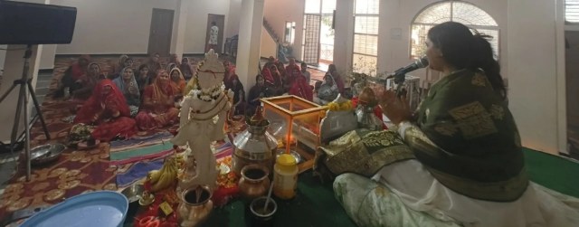 
कथा का श्रवण कराती कथा वाचिका सुभद्रा कृष्ण।
