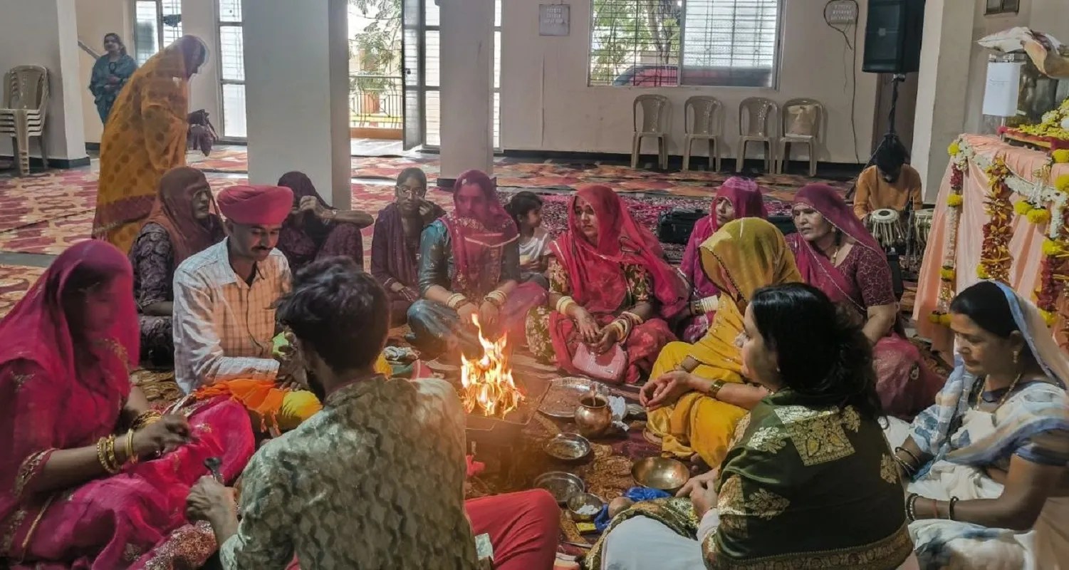 श्रीराम कथा के समापन अवसर पर हवन में आहुति देते श्रद्धालु।