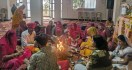 श्रीराम कथा के समापन अवसर पर हवन में आहुति देते श्रद्धालु।