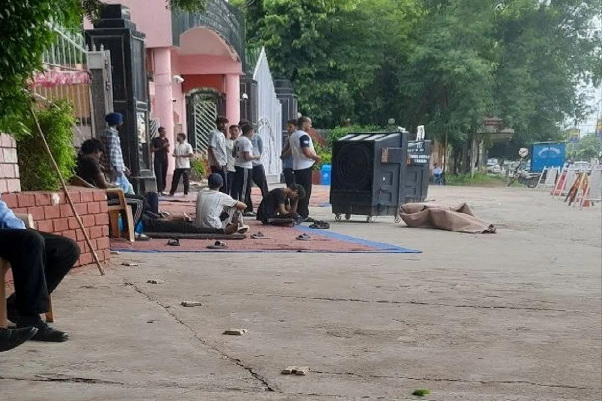 मोबाइल की रोशनी में मार्च, मांगों पर अड़े छात्र; एलएनआइपीई में  धरना