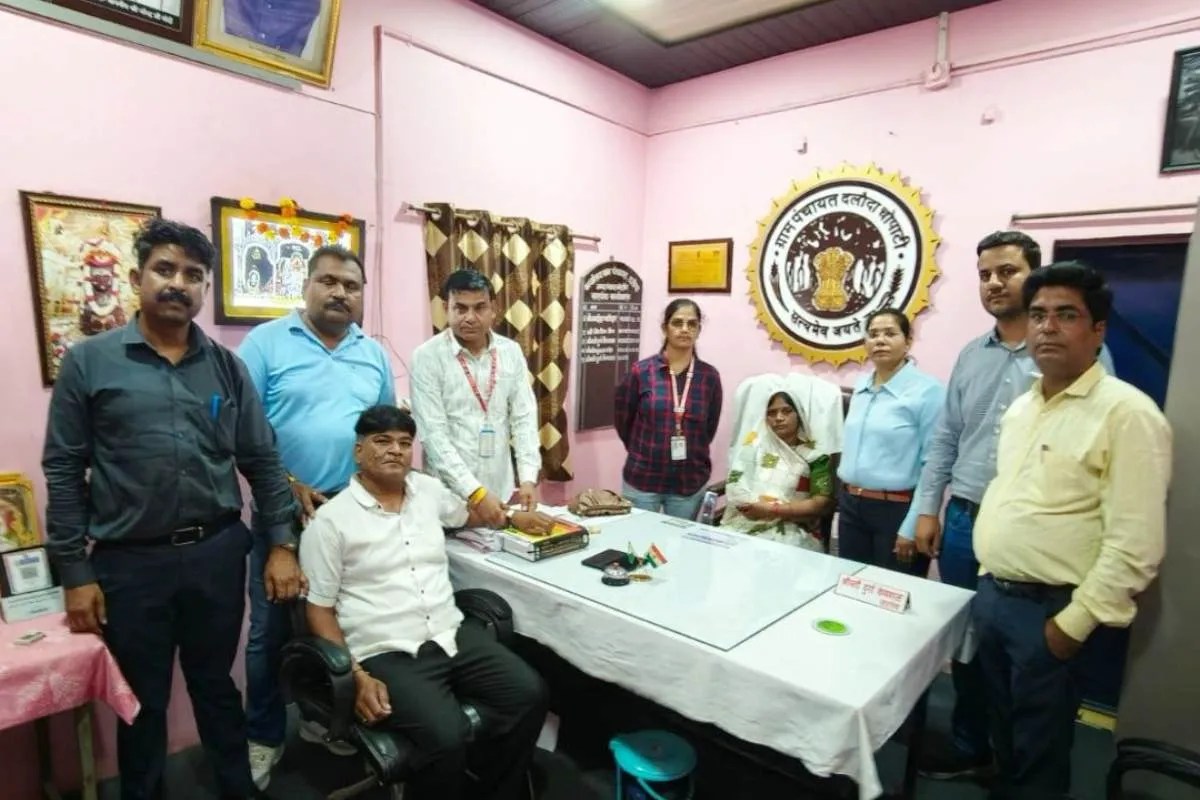Mandsur News: पीछे लिखा था सत्यमेव जयते, आगे कुर्सी पर ठाठ से बैठी सरपंच ले रही थी रिश्वत