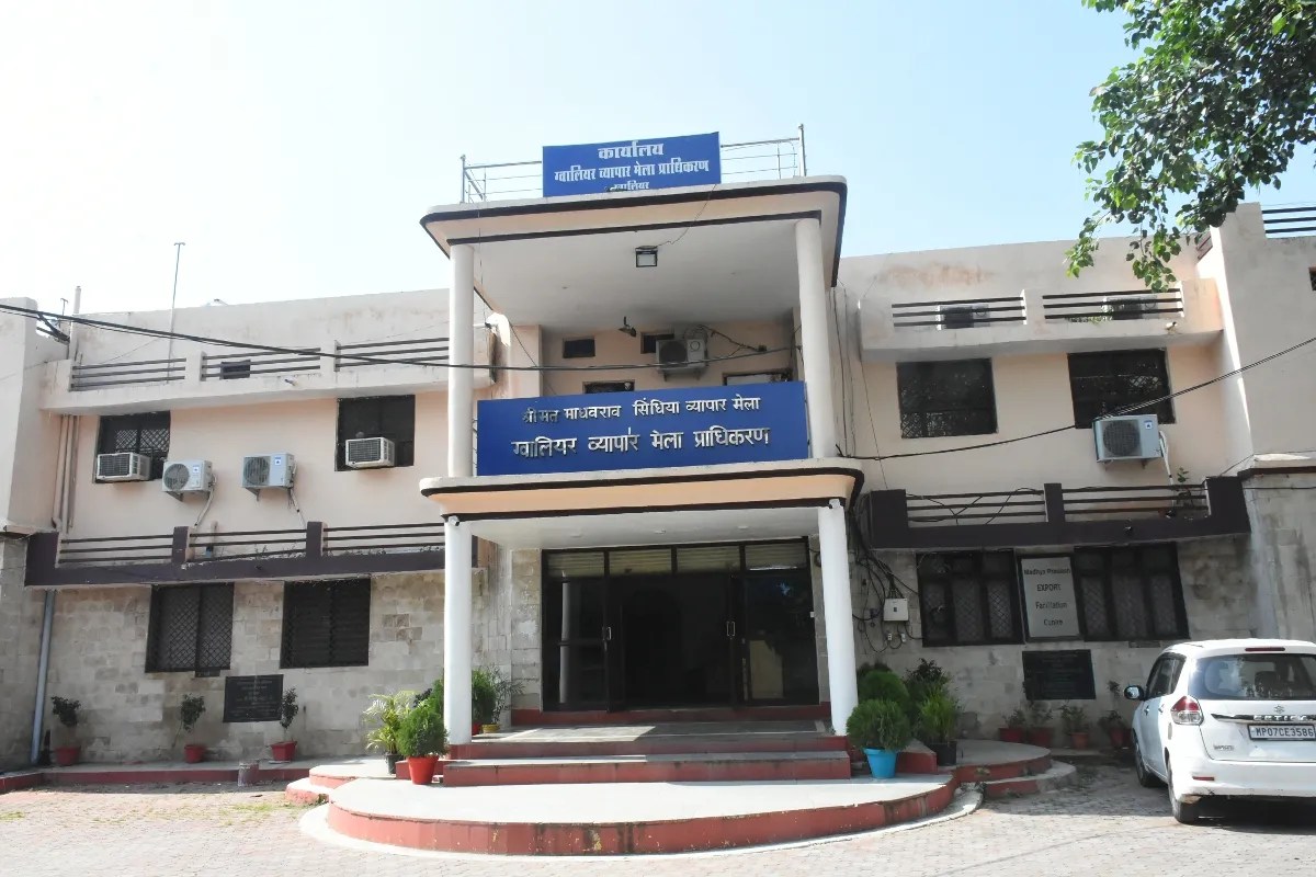 ग्वालियर व्यापार मेला प्राधिकरण की ओर से प्रतिवर्ष लगाए जाने वाले व्यापार मेले की तैयारियों का अभी तक अता-पता नहीं है। व्यापार मेला हर बार की तरह दिसंबर से फरवरी माह तक लगाया जाना है। ग्वालियर व्यापार मेला प्राधिकरण का गठन होने के बाद अध्यक्ष और उपाध्यक्ष की नियुक्ति होने के बाद भी मेले की तैयारियों के लिए टेंडर प्रक्रिया तक प्रारंभ नहीं की गई है। अभी तो पूरा मेला परिसर वीरान और उजाड़ हालत में पड़ा है।