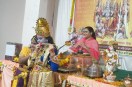 नानी बाई रो मायरो के भावपूर्ण प्रसंगों के बीच कृष्ण स्वरूप में सजे कलाकार ने बांसुरी वादन से बांधा समां तथा मंच पर मौजूद कथावाचिका सुभद्रा कृष्ण।