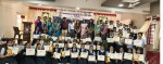 पुरस्कार और प्रमाण पत्र पाकर खिले विद्यार्थियों के चेहरे, हिंदी दिवस भाषण प्रतियोगिता में दिखाई प्रतिभा।
