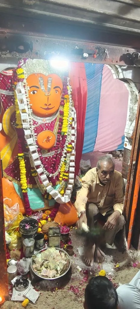 72 घंटे बाद भी टस से मस नहीं हुए बाबा (फोटो सोर्स- Patrika)