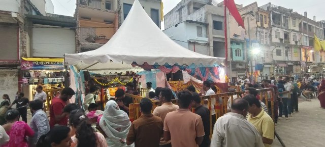 दर्शन करने आ रही भक्तों की भीड़ (फोटो सोर्स- Patrika)