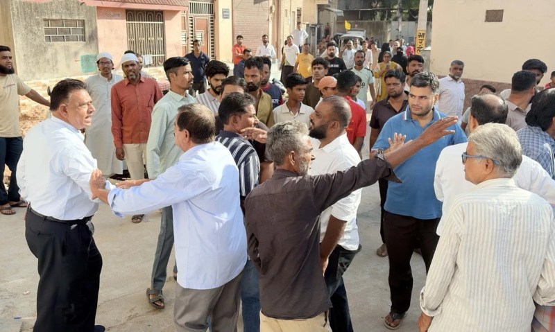 सीकर मोहल्ला कारीगरान में आपस में मारपीट करते कार्यकर्त्ता
