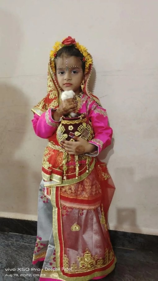 राधा के रूप में सजी रोशनी, हाथों में सजी माखन की मटकी थामे नन्ही राधा का मनमोहक रूप। सात वर्षीय रोशनी डी. चौधरी मूल रूप से राजस्थान के जालोर जिले के रानीवाड़ा क्षेत्र के करड़ा की निवासी हैं और वर्तमान में हुब्बल्ली में रहती हैं। जन्माष्टमी के रंग में सजी रोशनी ने पारंपरिक वेशभूषा में राधा का रूप धारण कर कृष्ण भक्ति की सुंदर झलक पेश की।