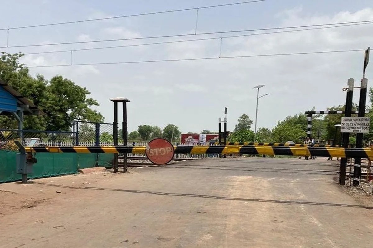 Railway Crossing Close
