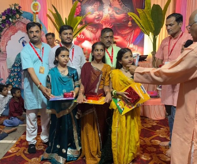श्रीकृष्ण जन्माष्टमी महोत्सव में पुरस्कार प्राप्त छात्राएं।