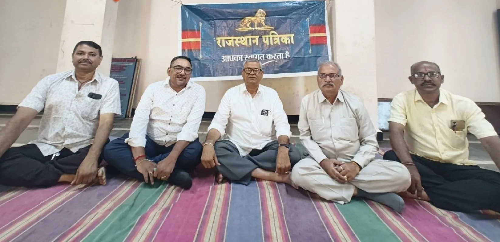 लोकआस्था और सामाजिक समरसता पर मंथन: राजस्थान पत्रिका परिचर्चा में बाबा रामदेव के संदेशों पर विचार रखते प्रवासी समाज के लोग।