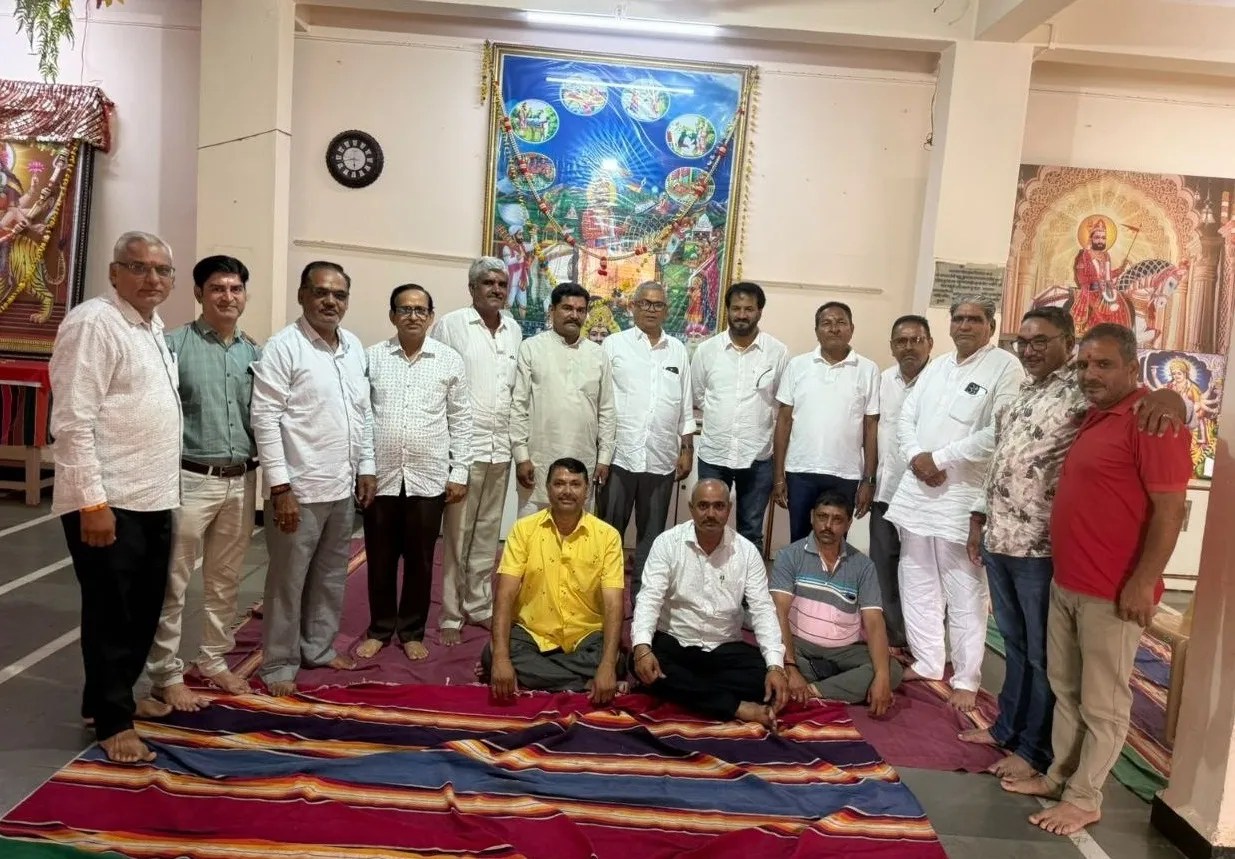 बाबा रामदेव मरुधर सेवा संघ हुब्बल्ली की बैठक में शामिल संघ के पदाधिकारी, सदस्य एवं गणमान्य लोग।