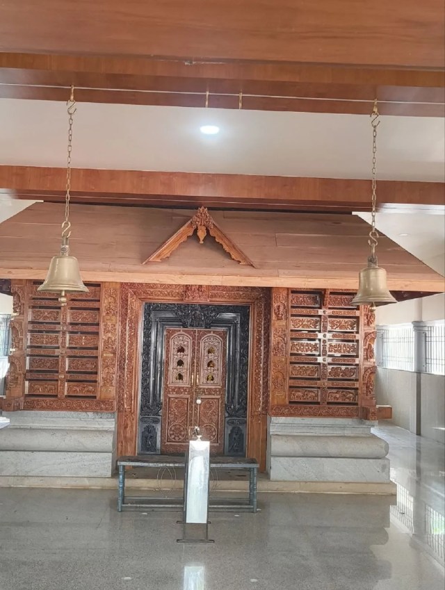 एक नजर में 36 स्वरूप: रविनगर गणपति मंदिर के मुख्य भाग के चारों ओर सागवान की लकड़ी पर उकेरे गए गणेश के विभिन्न स्वरूप।