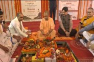 वरुण विहार और नैमिष नगर आवासीय योजनाओं के भूमि पूजन कार्यक्रम के दौरान मुख्यमंत्री योगी आदित्यनाथ।(फोटो सोर्स : Ritesh Singh )