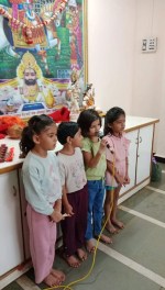संस्कार शिविर में सामूहिक गान की प्रस्तुति देती बालिकाएं।