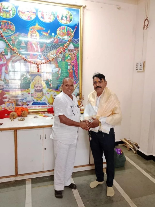 सामाजिक कार्यकर्ता सोमाराम मालवी सिणली का शाल ओढ़ाकर सम्मान करते हुए बाबूलाल सीरवी।