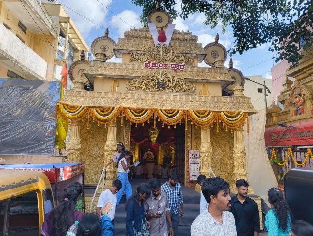 चांदी की आभा में आस्था: शिम्पी गली में 65 किलो चांदी से सजी गणपति प्रतिमा और तिरुपति बालाजी की भव्य झांकी के दर्शन के लिए उमड़ते श्रद्धालु।