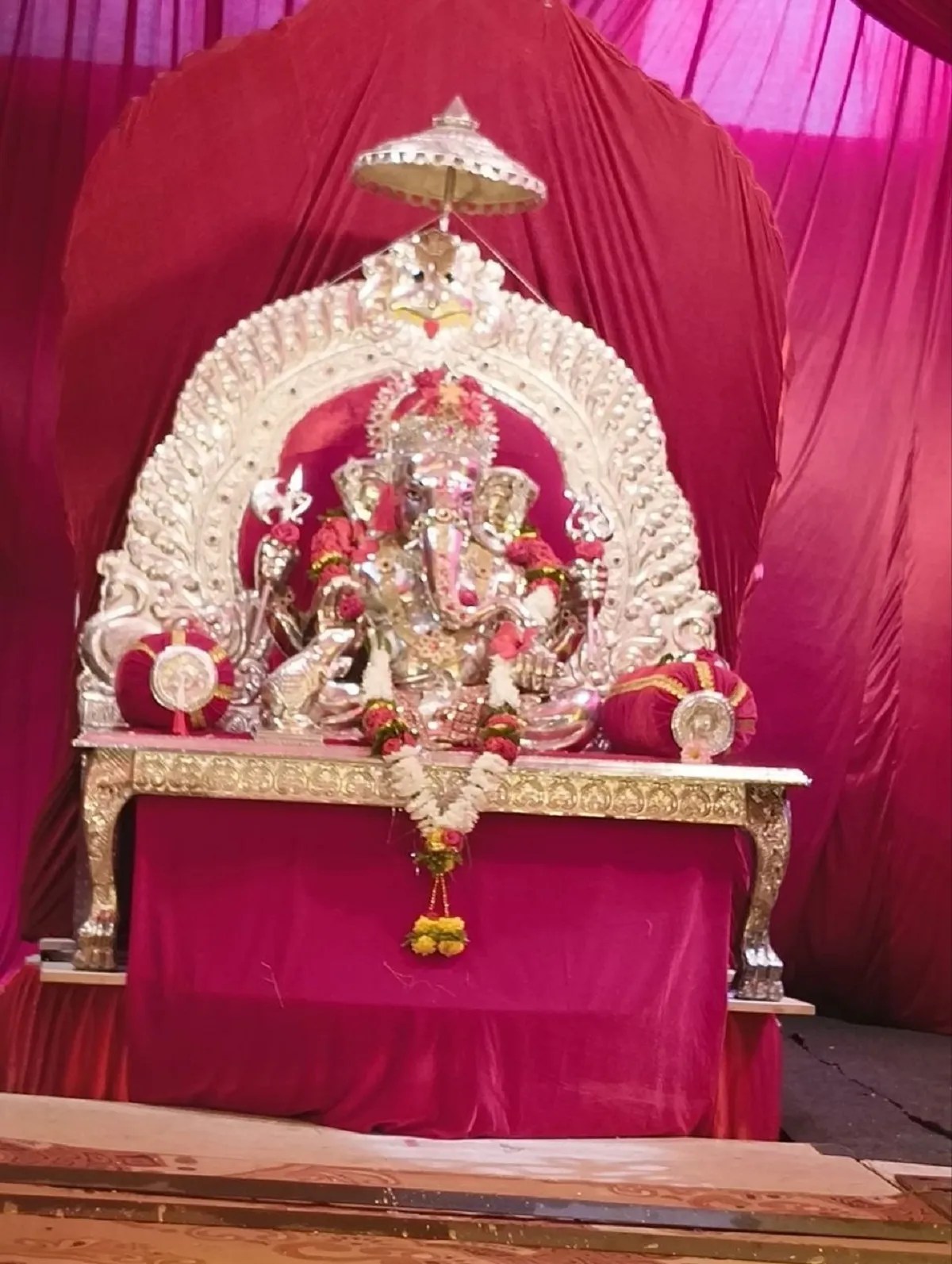 शिम्पी गली में 24वें वर्ष चांदी के गणपति, तिरुपति बालाजी की झांकी आकर्षण