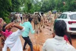 stone pelting police