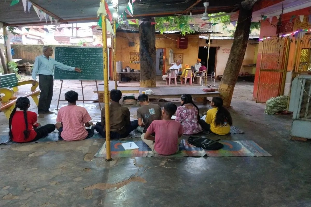 छह साल से बच्चों को निशुल्क पढ़ा रहे हैं