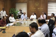 पर्यटन भवन, लखनऊ में समीक्षा बैठक के दौरान पर्यटन मंत्री जयवीर सिंह व अधिकारी (फोटो सोर्स : Ritesh Singh )