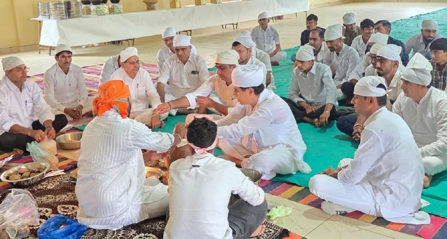 पवित्र पाहल: गुरु जम्भेश्वर भगवान की 576वीं जन्माष्टमी पर बुदरसिंघी स्थित दक्षिण भारतीय विश्नोई समाज भवन में पवित्र पाहल की धार्मिक विधि में श्रद्धापूर्वक शामिल समाजबंधु।