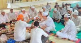 पवित्र पाहल: गुरु जम्भेश्वर भगवान की 576वीं जन्माष्टमी पर बुदरसिंघी स्थित दक्षिण भारतीय विश्नोई समाज भवन में पवित्र पाहल की धार्मिक विधि में श्रद्धापूर्वक शामिल समाजबंधु।