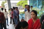 शक्तिभवन पर धरने को जुटे संविदाकर्मी (फोटो सोर्स : Ritesh Singh )