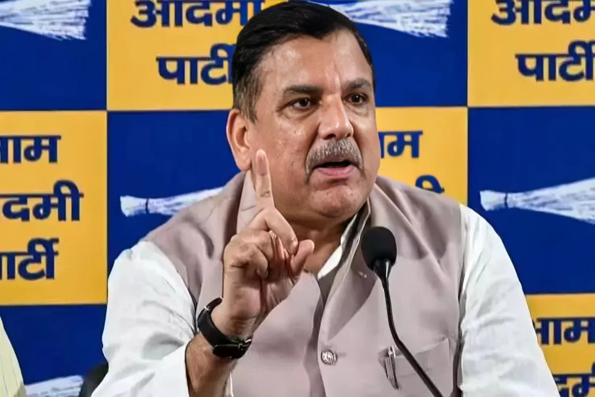 लखनऊ में प्रेस कॉन्फ्रेंस कर आप सांसद बोले-84 लाख आवेदन आए, लेकिन 71 लाख फॉर्म-6 ही सार्वजनिक किए गए (फोटो सोर्स :file photo, Ritesh Singh )