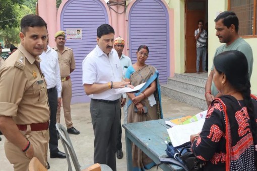 बूथ का औचक निरीक्षण करते जिलाधिकारी राहुल पाण्डेय और पुलिस अधीक्षक अशोक कुमार मीणा (फोटो सोर्स : Ritesh Singh )
