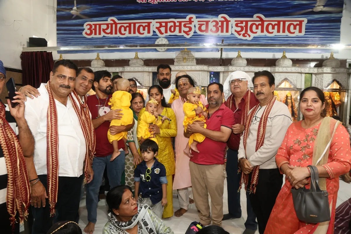छोटे-छोटे बच्चे पीतांबर धारण किए हुए भगवान झूलेलाल मंदिर में यशोदानंदन कान्हा के प्रतिरूप दिखाई दे रहे थे और उनके अभिभावकों के मन में खुशी थी कि उनके बालक दशहरे के शुभ अवसर पर अपना मुंडन कराकर संस्कारों की पाठशाला मेंं कदम रख चुके हैं। यह दृश्य दानाओली स्थित झूलेलाल मंदिर में दिखाई दिया, जहां पूज्य सिंध हिन्दू जनरल पंचायत ने 26वें सामूहिक मुंडन संस्कार का आयोजन किया था। दशहरे के दिन 72 बच्चों का मुंडन किया गया।