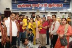 छोटे-छोटे बच्चे पीतांबर धारण किए हुए भगवान झूलेलाल मंदिर में यशोदानंदन कान्हा के प्रतिरूप दिखाई दे रहे थे और उनके अभिभावकों के मन में खुशी थी कि उनके बालक दशहरे के शुभ अवसर पर अपना मुंडन कराकर संस्कारों की पाठशाला मेंं कदम रख चुके हैं। यह दृश्य दानाओली स्थित झूलेलाल मंदिर में दिखाई दिया, जहां पूज्य सिंध हिन्दू जनरल पंचायत ने 26वें सामूहिक मुंडन संस्कार का आयोजन किया था। दशहरे के दिन 72 बच्चों का मुंडन किया गया।